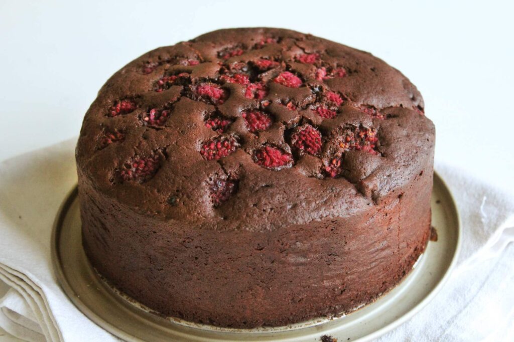 How to make a chocolate cake with raspberries