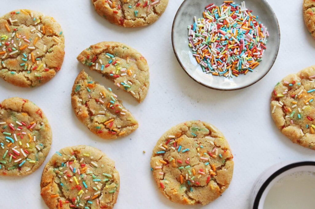 Presentación de las porciones redondas horneadas de galletas funfetti con chispas de colores.