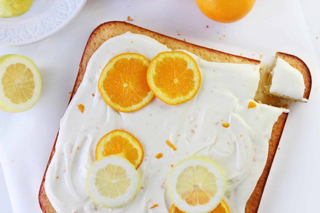 Vista desde arriba (plano cenital) de la pieza completa de pastel de naranja con yogurt.