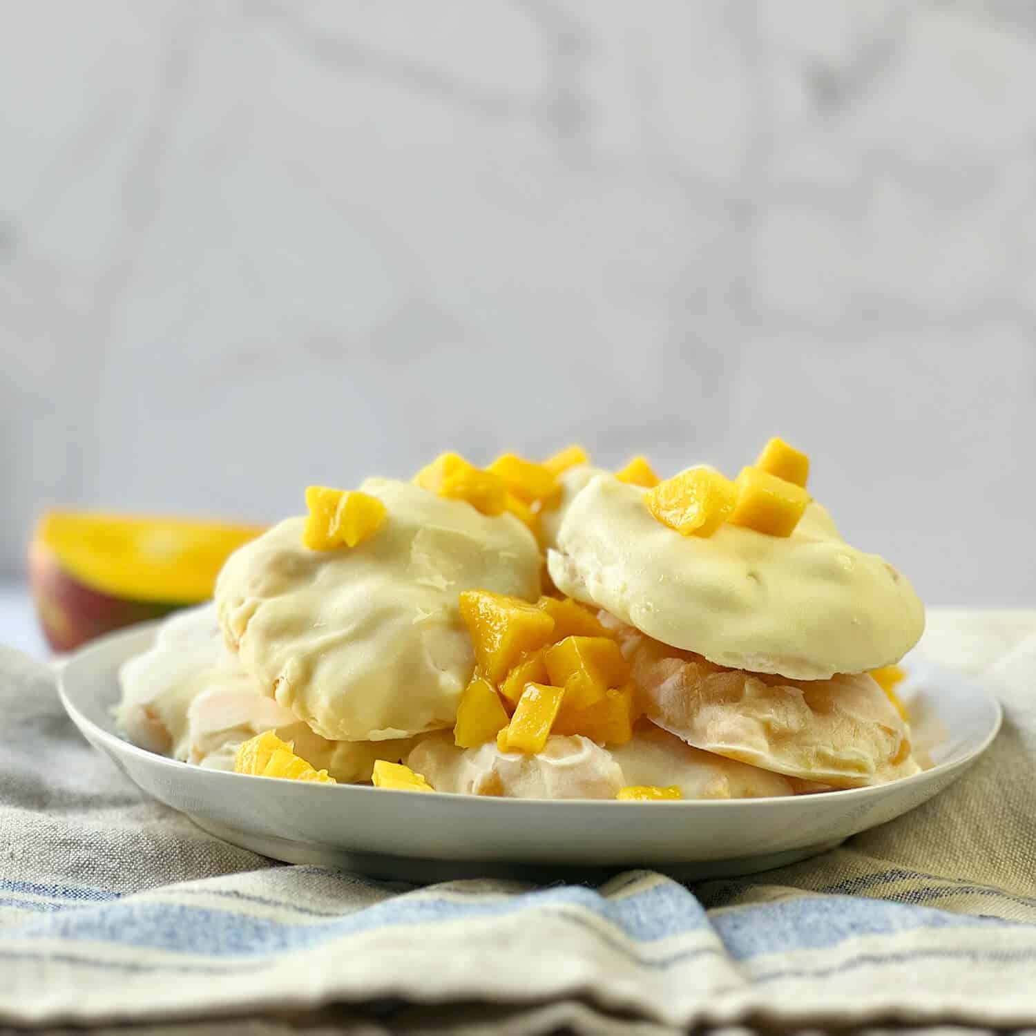 Fotografía de la receta de snacks de mango con yogurt.