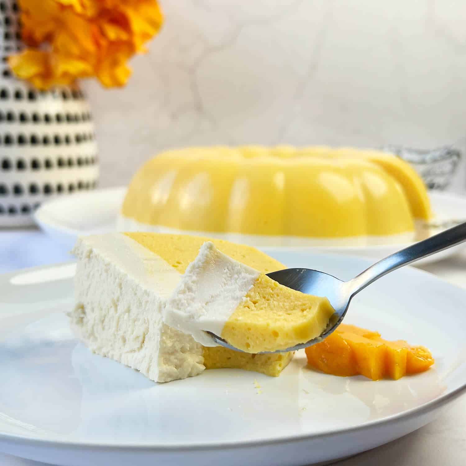Fotografía de la receta de gelatina de mango con queso.