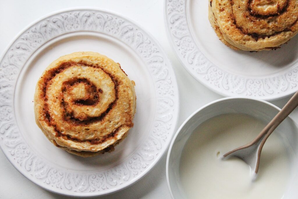 Hot cakes de roles de canela