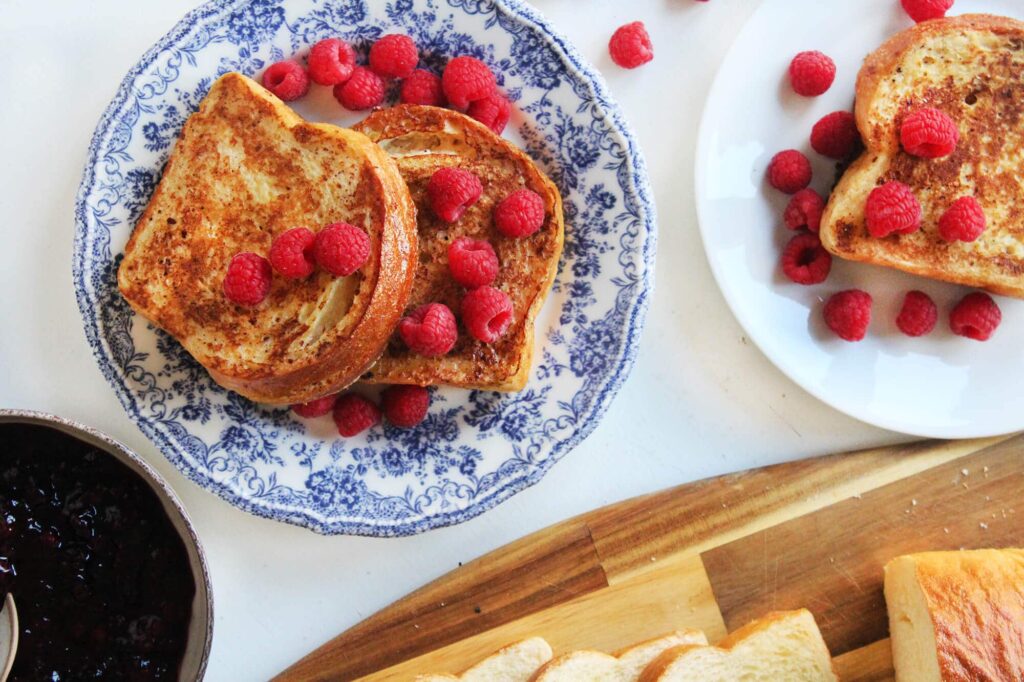 Pan francés relleno de mascarpone con frutos rojos