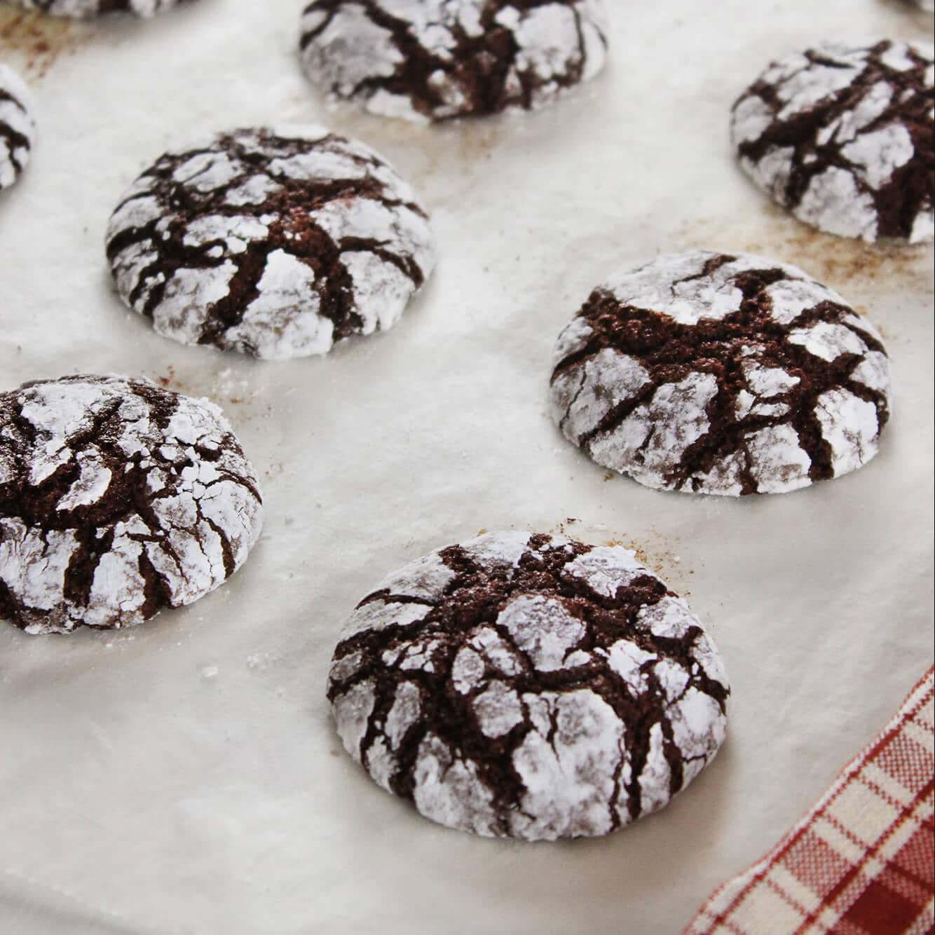 Fotografía de la receta de galletas craqueladas de chocolate crujientes.