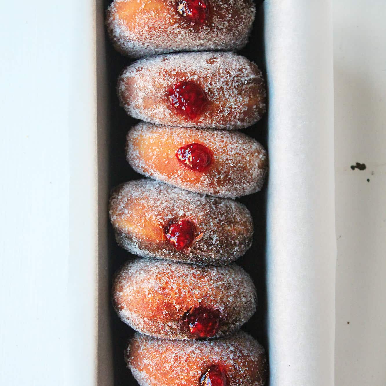 Fotografía de la receta de donas rellenas de mermelada clásicas.