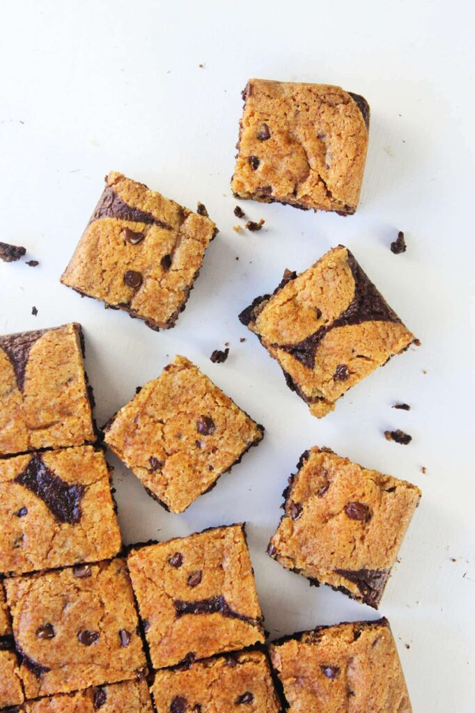 Presentation of the complete array of sliced squares following the best brookies recipe.