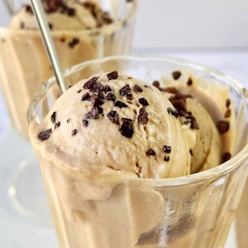 Presentación de la consistencia suave lograda en el helado de café sin máquina.