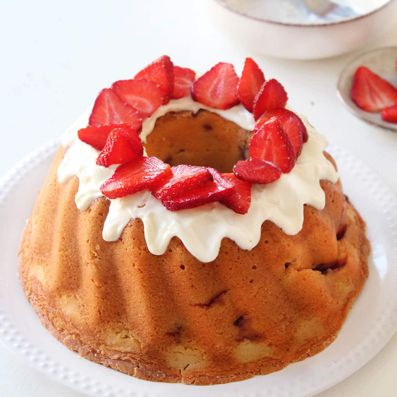 Fotografía de la receta de panqué de queso crema y fresas.