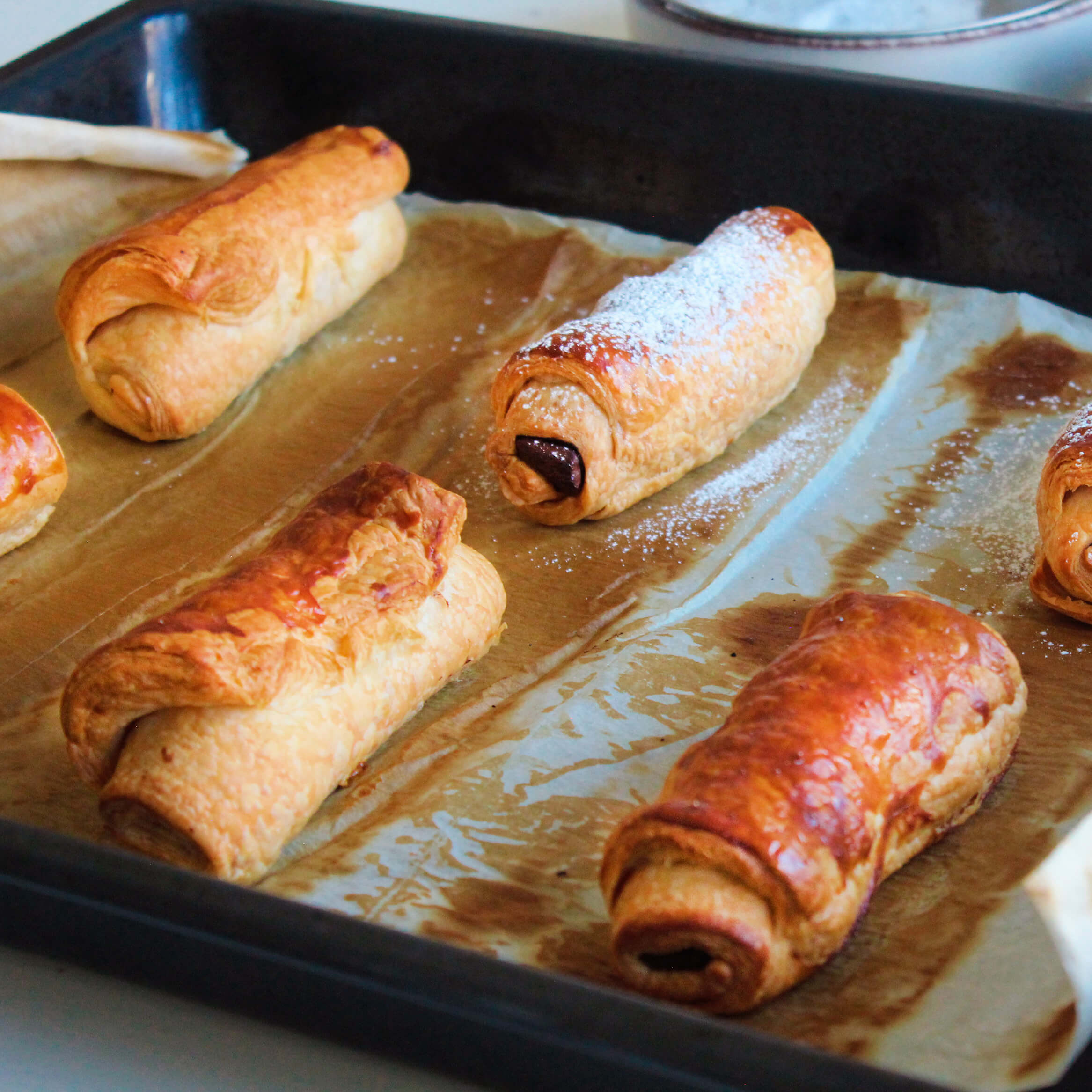 Fotografía de la receta de rollitos de hojaldre con chocolate.