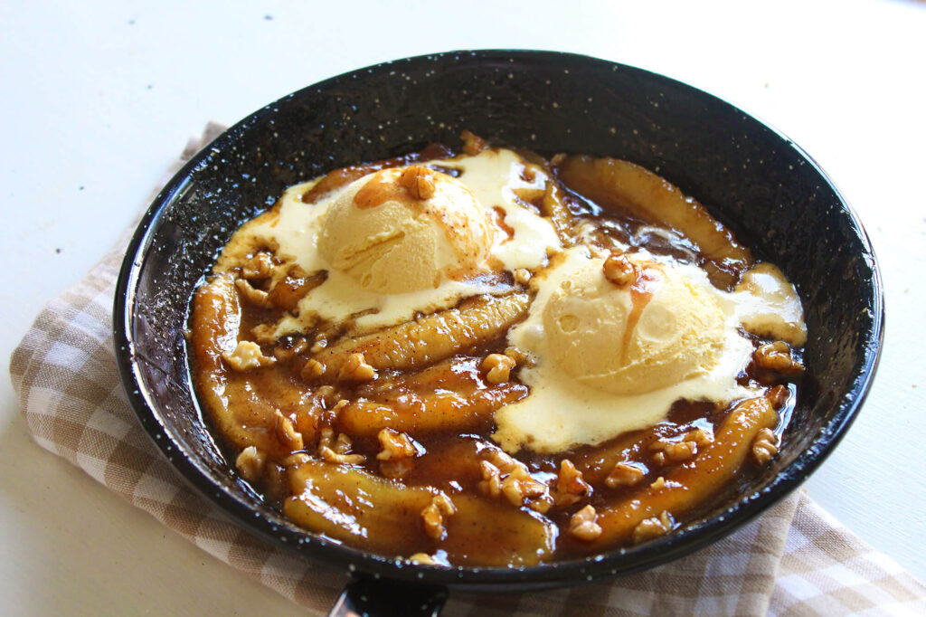 Postre de plátano con helado