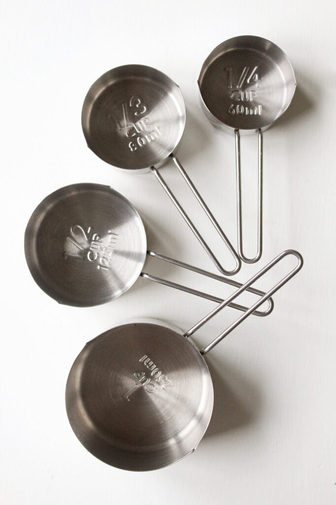 Tazas medidoras utensilios básicos para hacer postres en casa