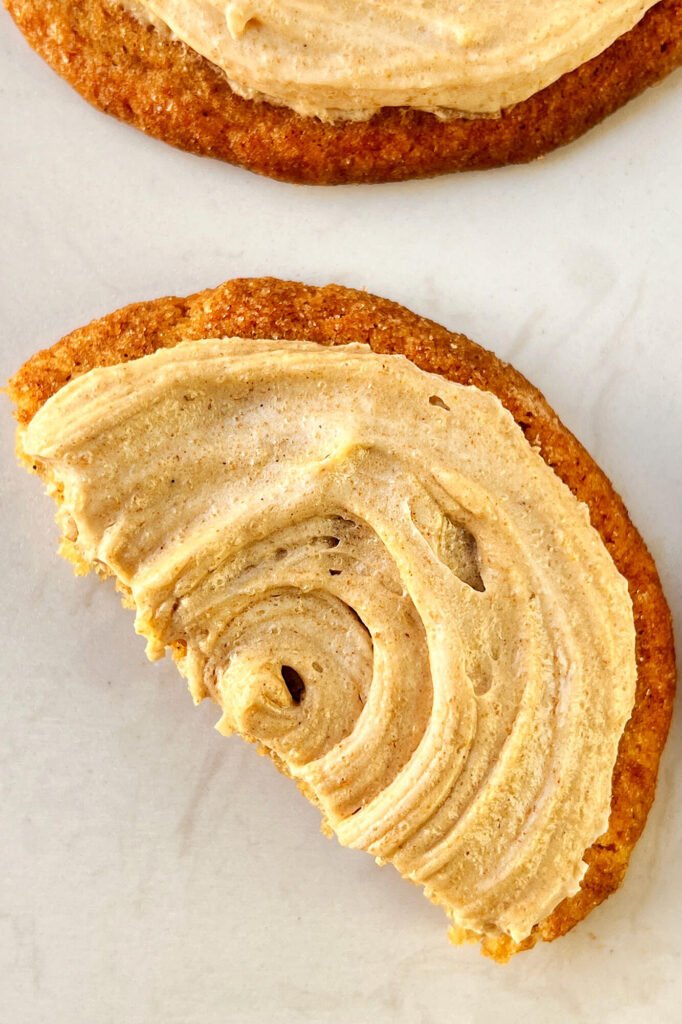 Toma de cerca enfocada en la textura crujiente de las galletas de churro horneadas.