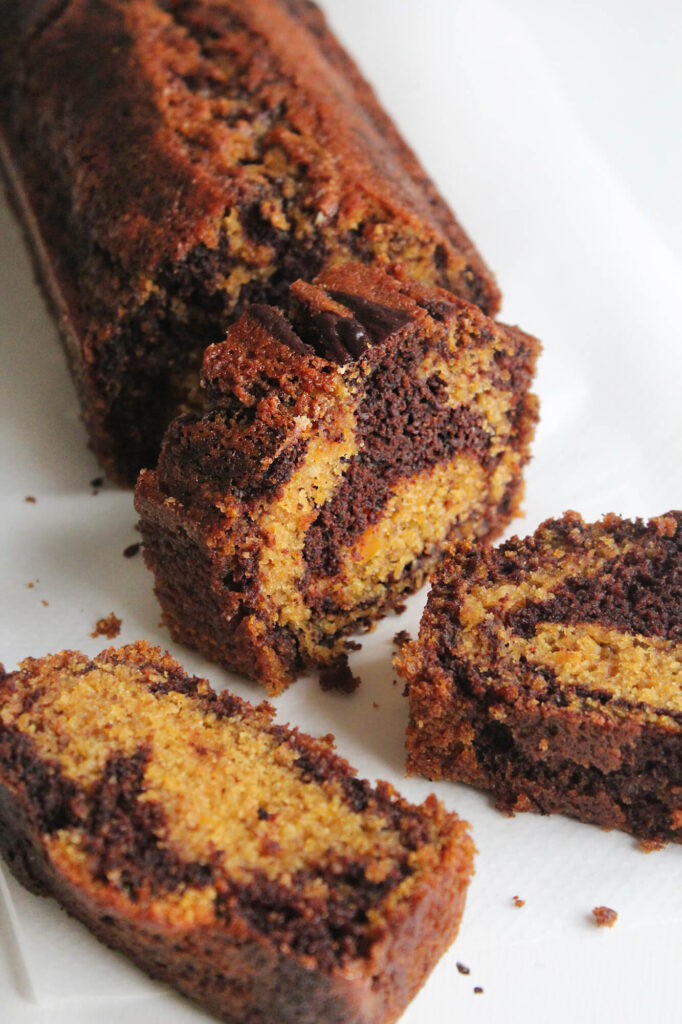 Panqué marmoleado de calabaza y chocolate