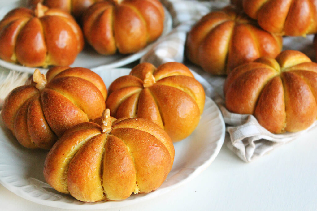 How to make Pumpkin dinner rolls