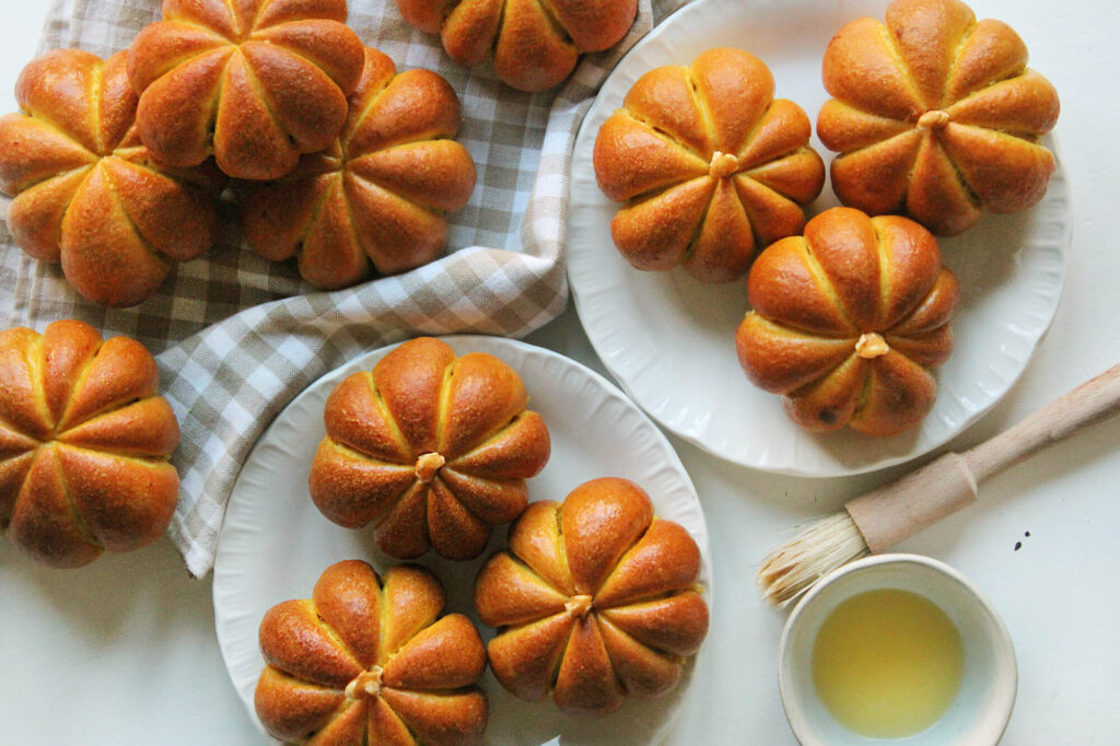 Pumpkin dinner rolls