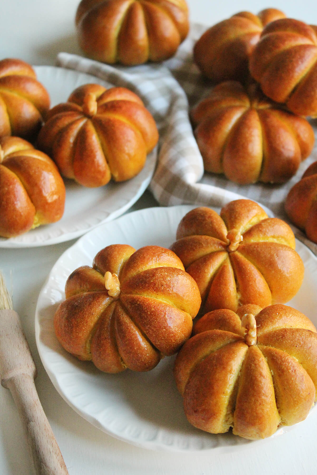 Pumpkin dinner rolls