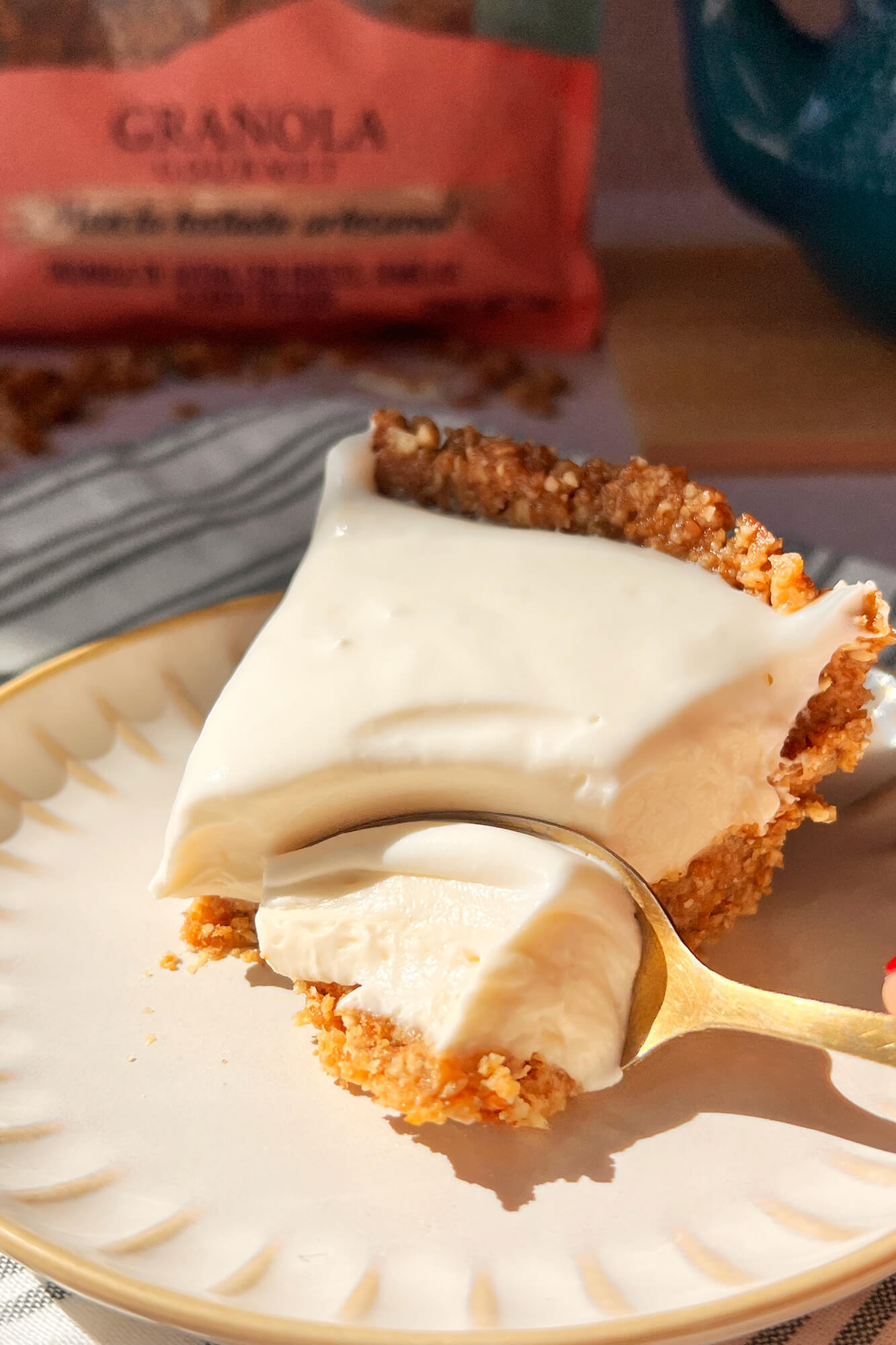 No-bake lemon pie with granola