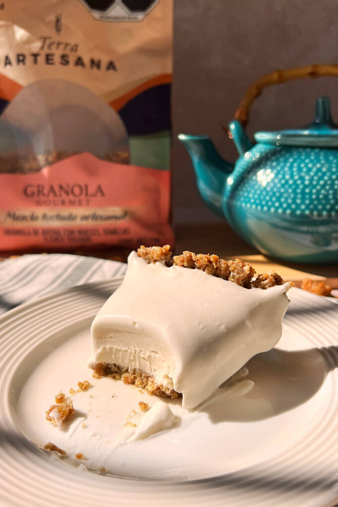 No-bake lemon pie with granola