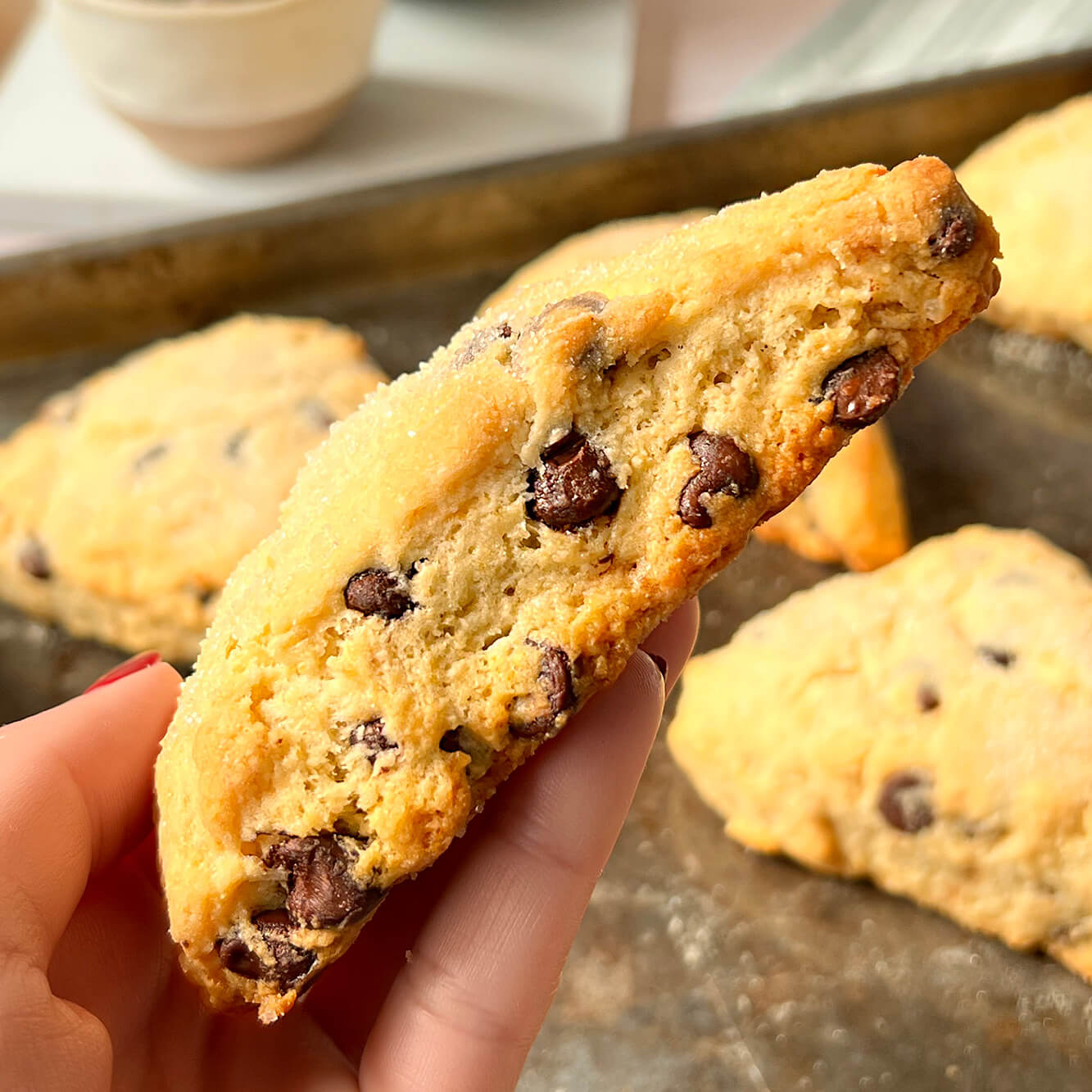 Fotografía de la receta de scones de chispas de chocolate.