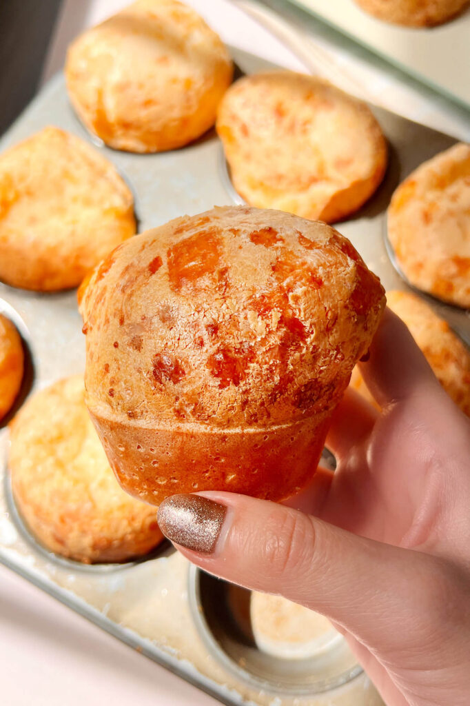 Toma cercana orientada a la corteza dorada de un pan de queso brasileño.
