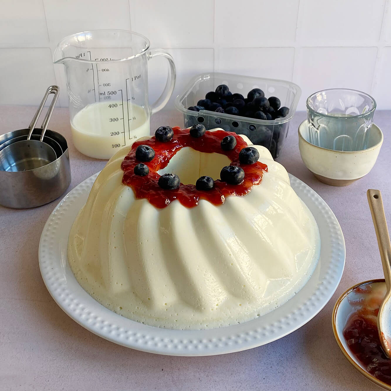 Photograph of the recipe for simple yogurt jelly under 7 euros.