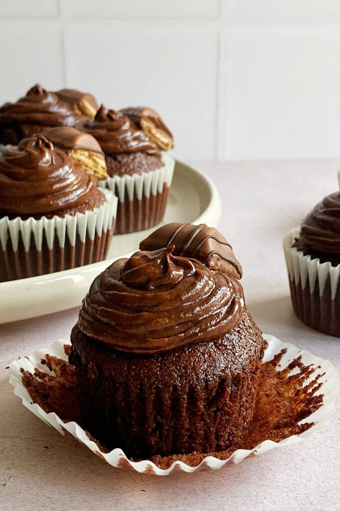 Perspectiva de lado que muestra la altura y el copete de los cupcakes de kinder bueno.