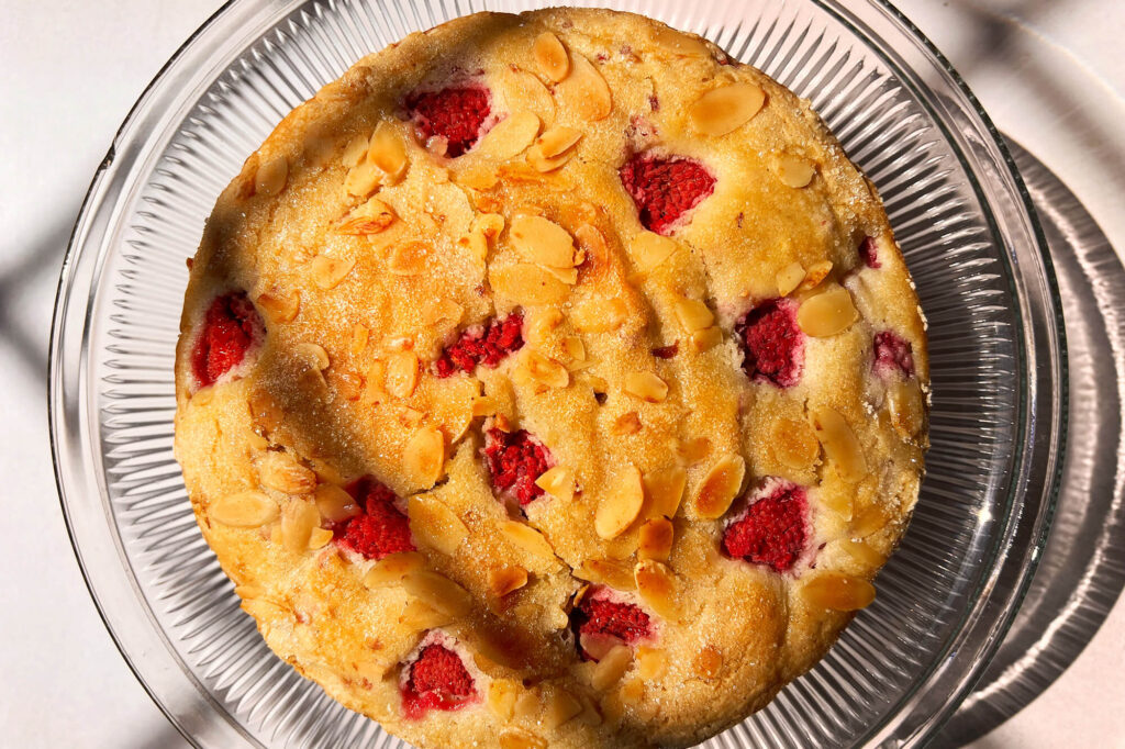 Pastel de almendra y frambuesas