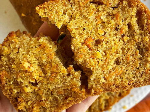 Vista alternativa del acabado y cocción del pan de zanahoria.