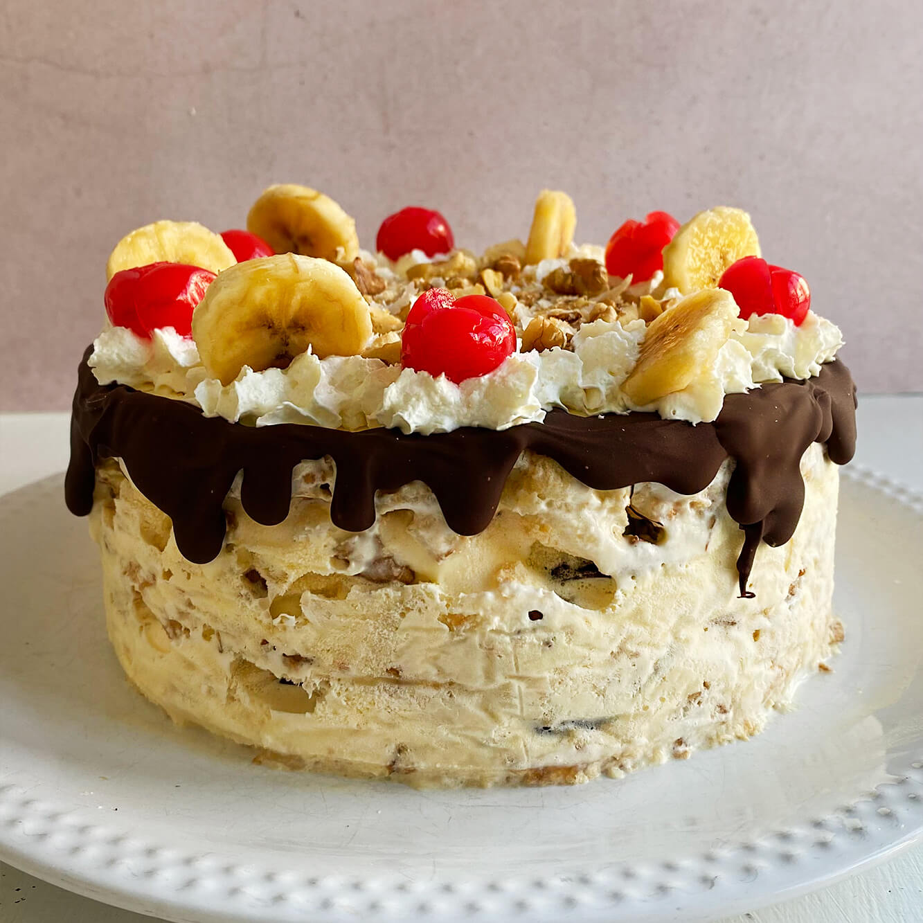Fotografía de la receta de pastel helado de banana split.