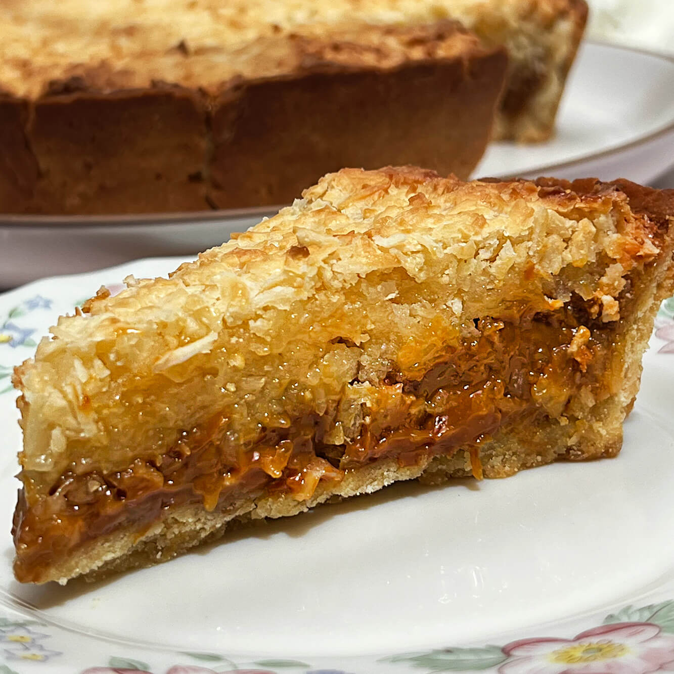 Fotografía de la receta de tarta de coco y dulce de leche.
