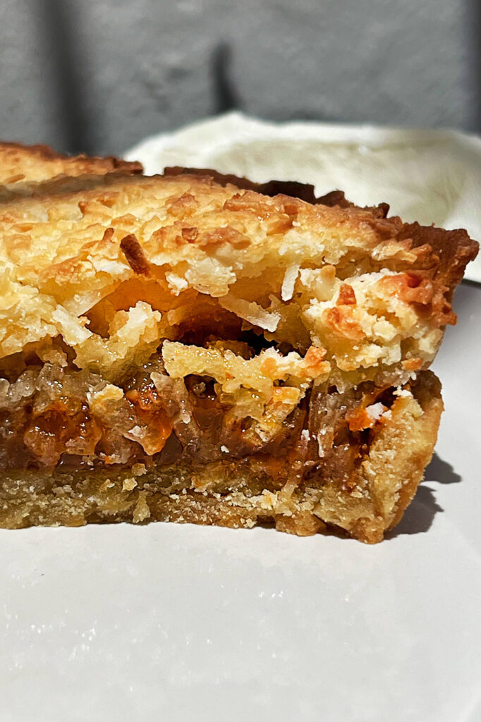 Toma cercana enfocada en los hilos de coco de la tarta de coco y dulce de leche.