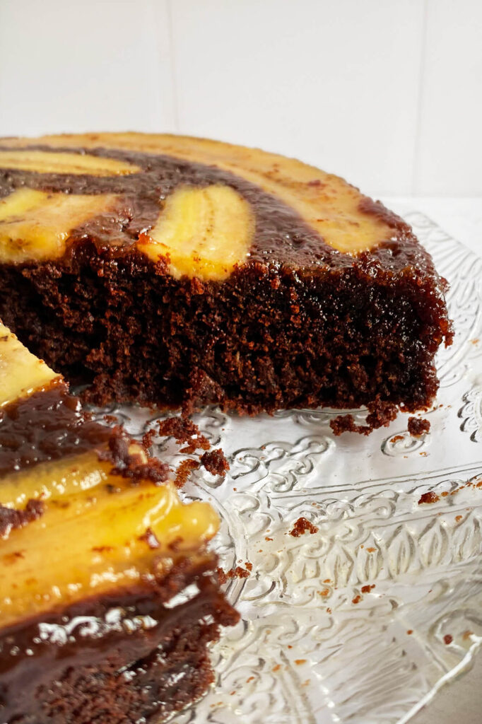 Tarta invertida de plátano, chocolate y aceite
