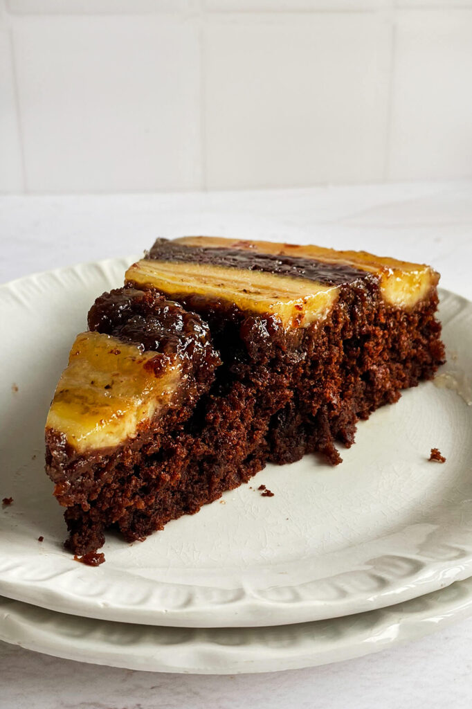 Tarta invertida de plátano, chocolate y aceite