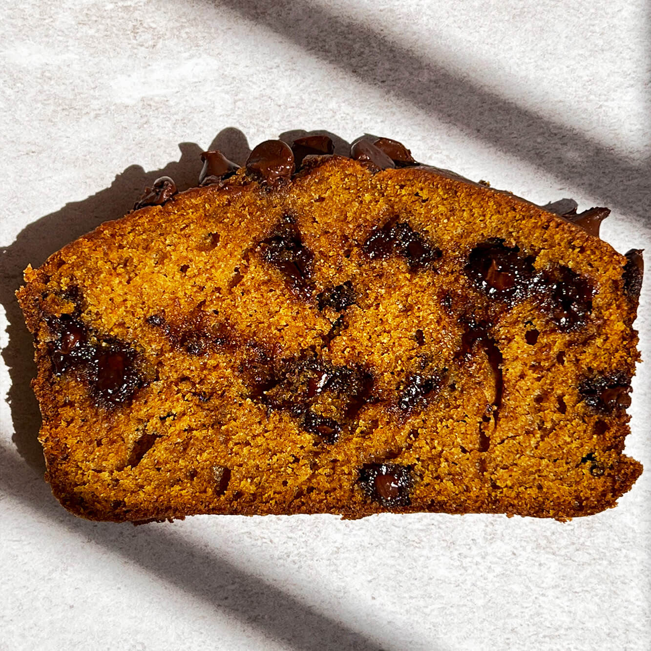 Fotografía de la receta de pan de calabaza con chispas de chocolate.
