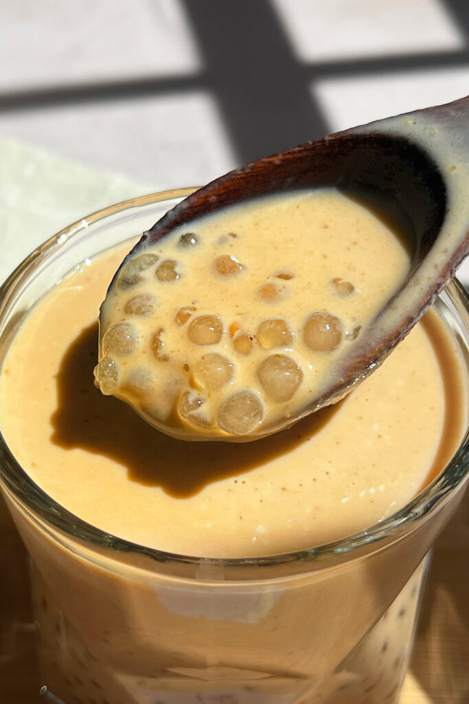 Formato vertical que destaca la porción de sago de pumpkin spice.