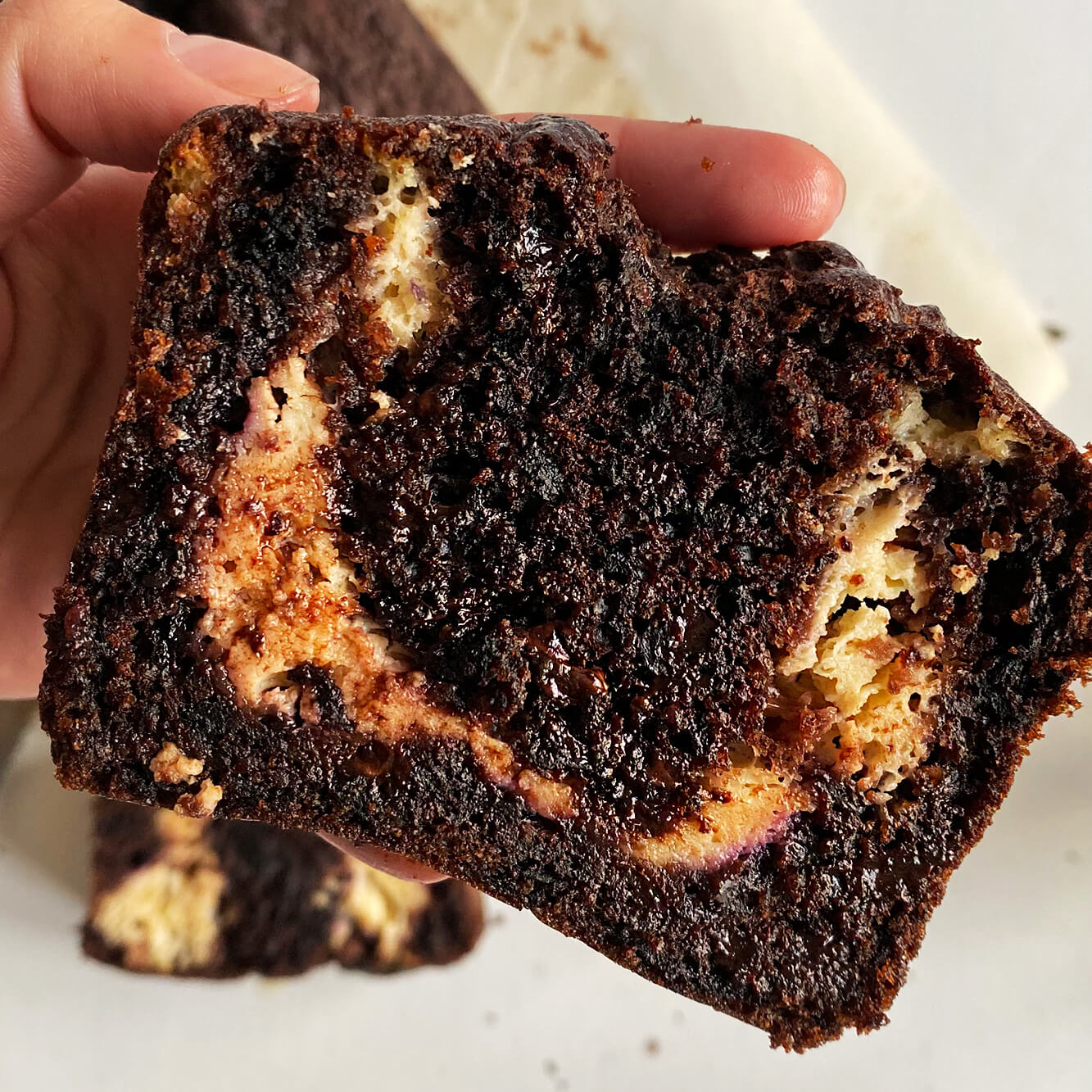 Fotografía de la receta de pan de zanahoria morada con chocolate y cheesecake.