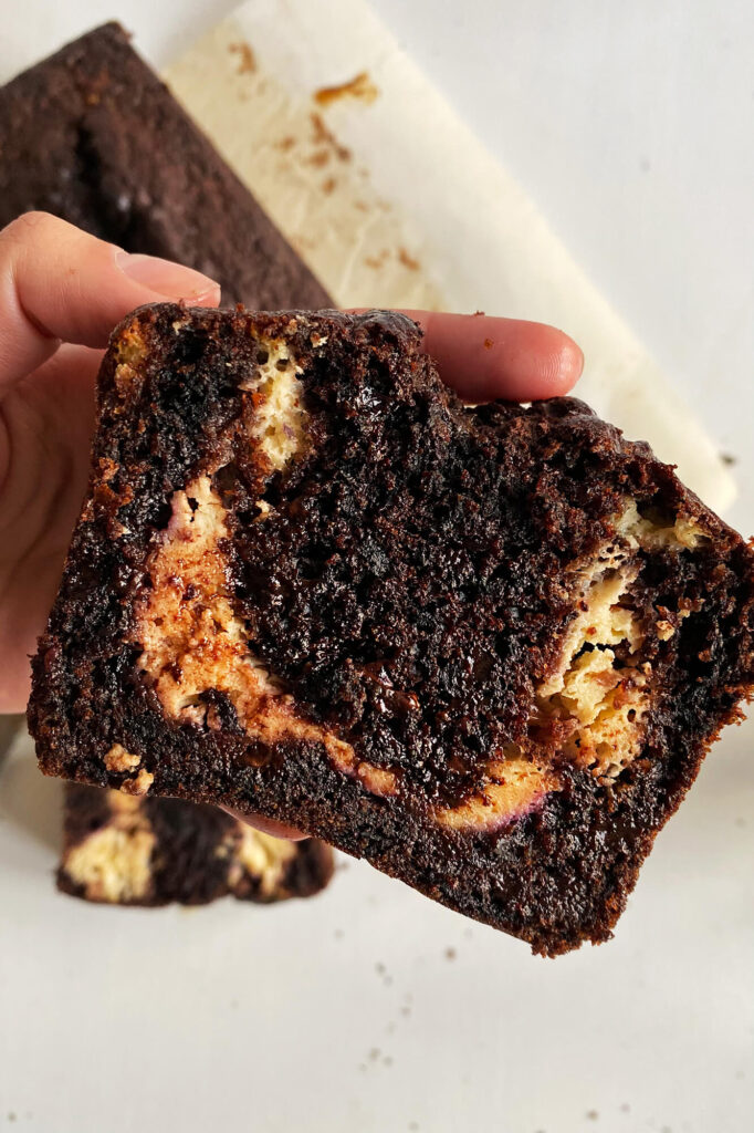 Pan de zanahoria morada con chocolate y cheesecake