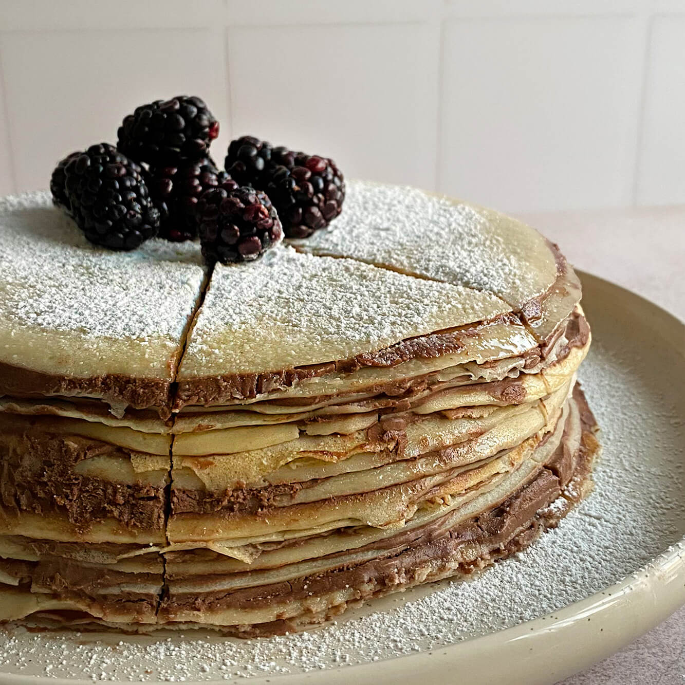 Fotografía de la receta de pastel de crepas con nutella.