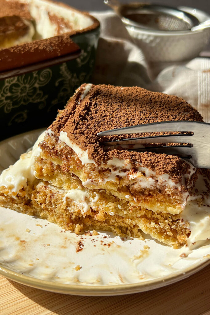 Vista en detalle de la humedad de las soletas y el queso mascarpone de el mejor tiramisu.