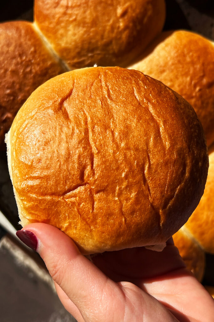 Vista en detalle de la textura horneada de pan de mujer pan de la abuela.